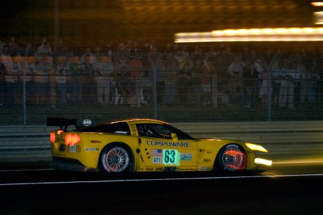 Natten har sænket sig over Le Mans, og kampen i GT1 er benhård. (Foto: GM Racing)